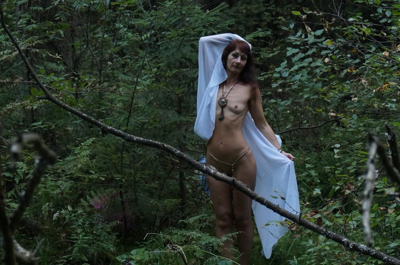 Boashery striptease in the forest