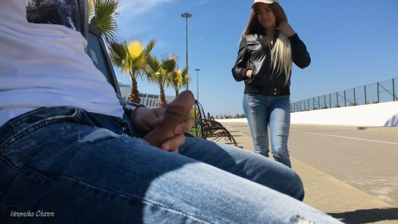 Jerking off the girl in the park