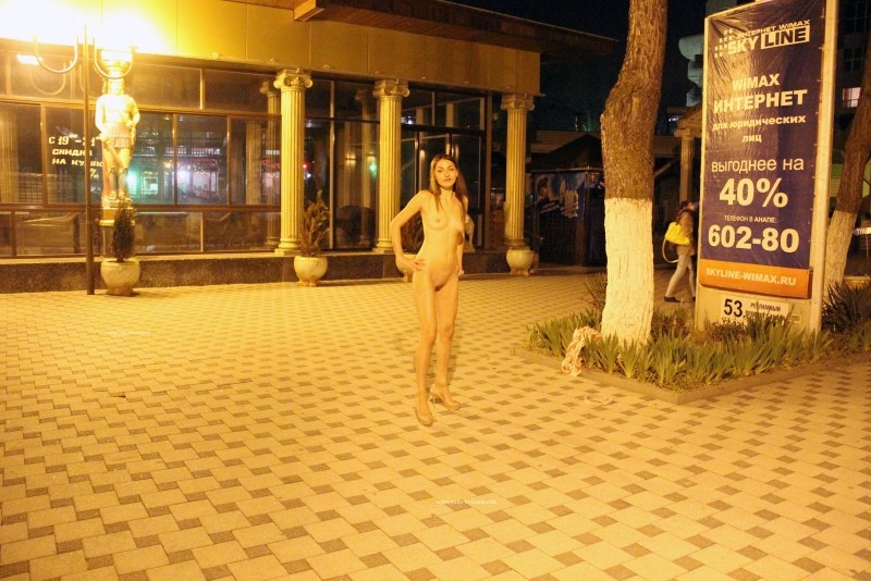 Amateur naked on the shore