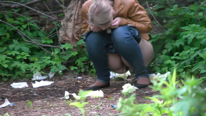 Women's pissing in bushes