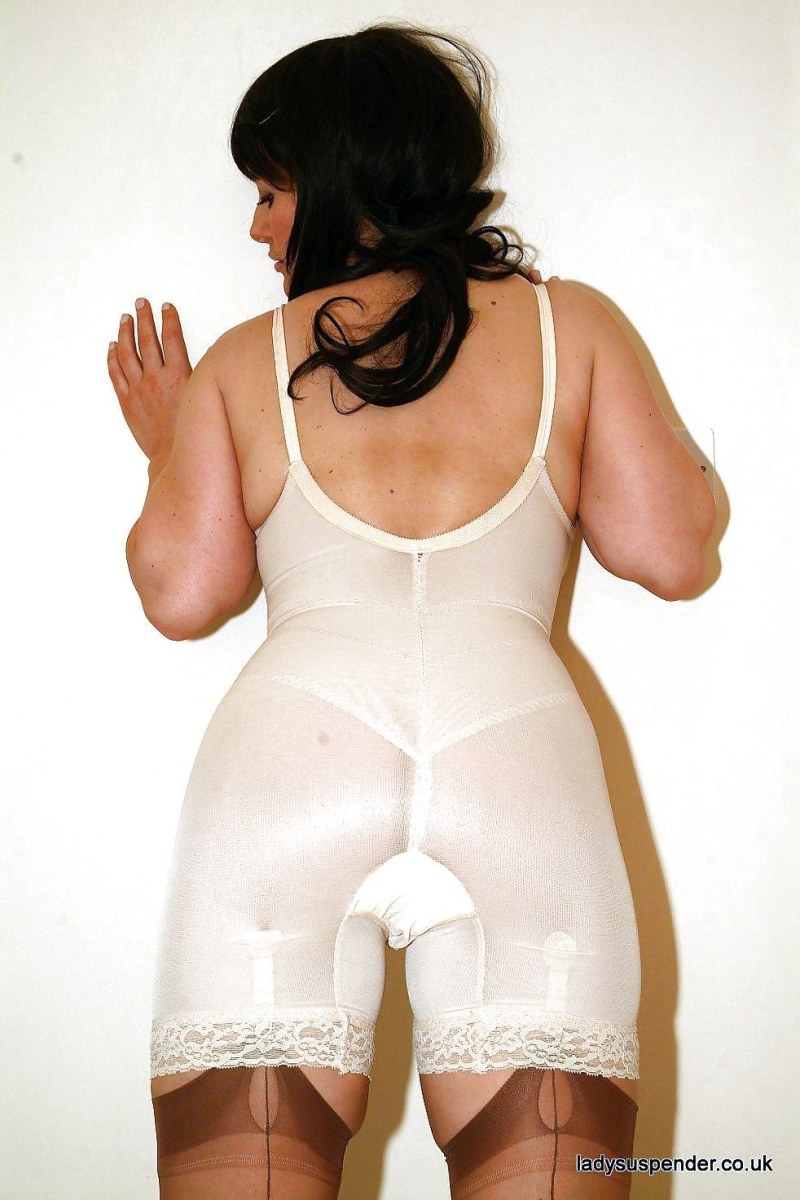 Ladies with lowered pantalons