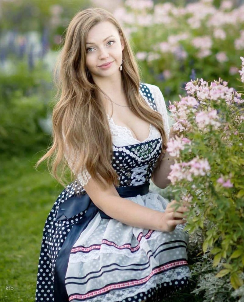 Naked actress Julia Kuvarzina