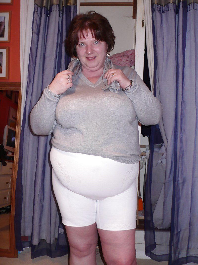 Naked old women in pantalons