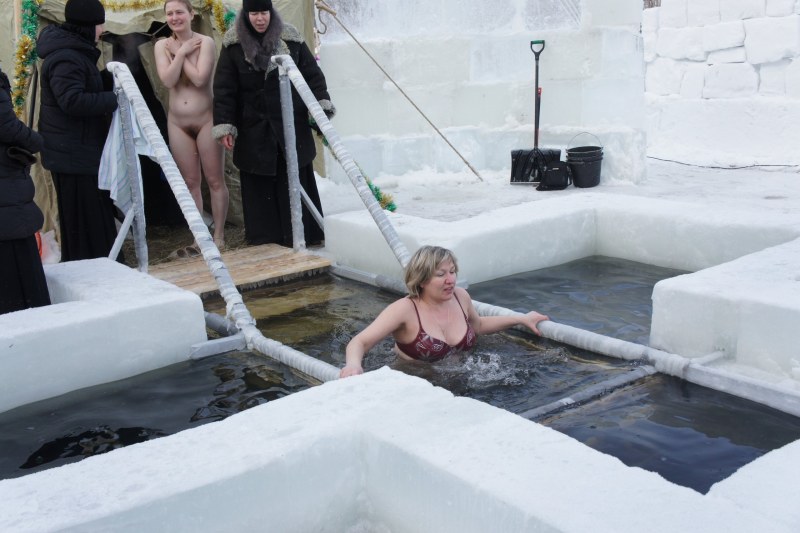 Naked women plunge into the hole