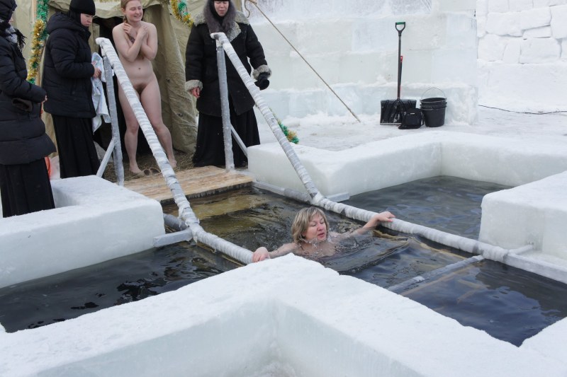 Naked bathing in an ice hole