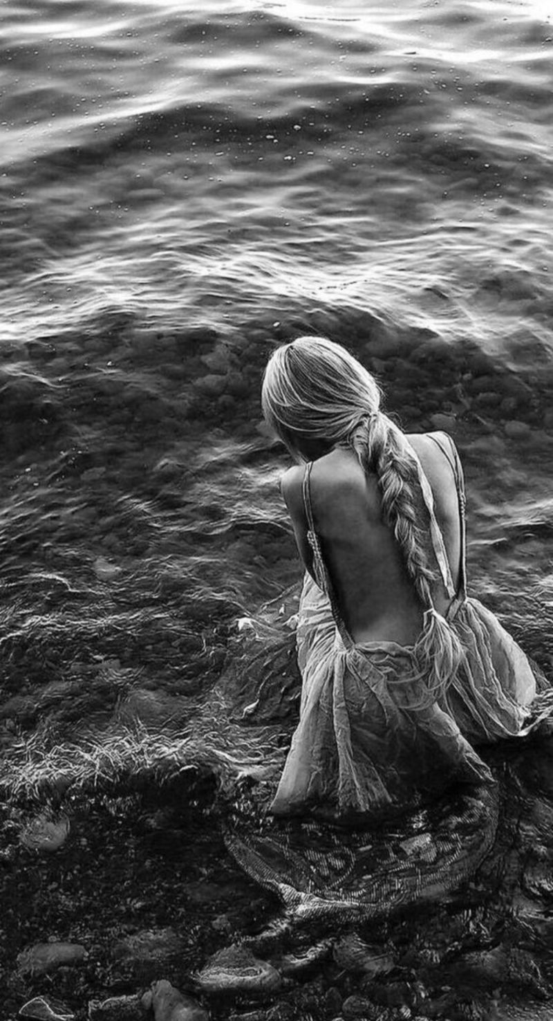 Women with their backs by the water