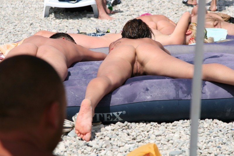 Naked anus on the beach spied