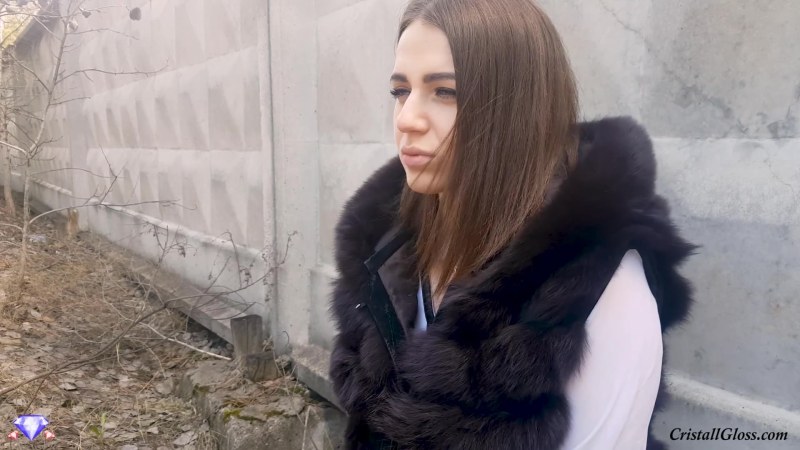 The girl sucked on the street