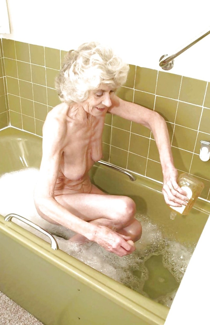 Elderly naked women in the toilet