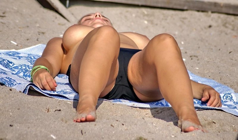 Women sunbathe without panties