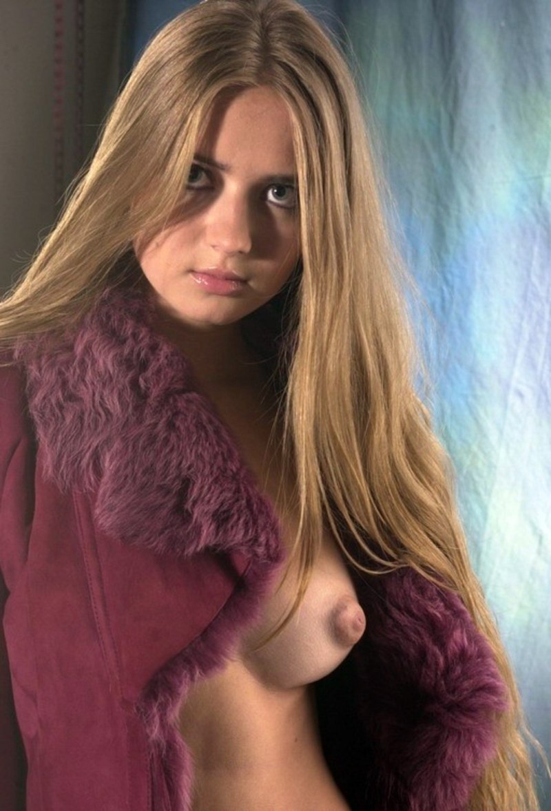 Julia Topolnitskaya Toples