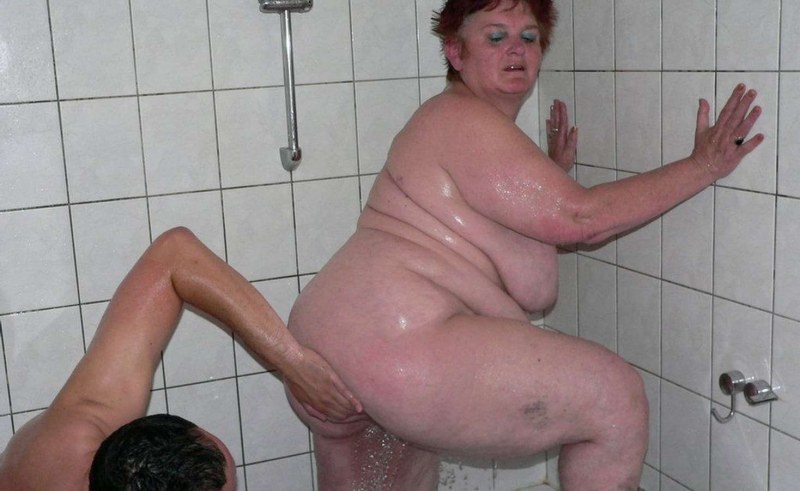 Fat women wash in the shower