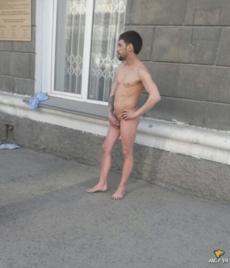 Naked guys fuck on the street