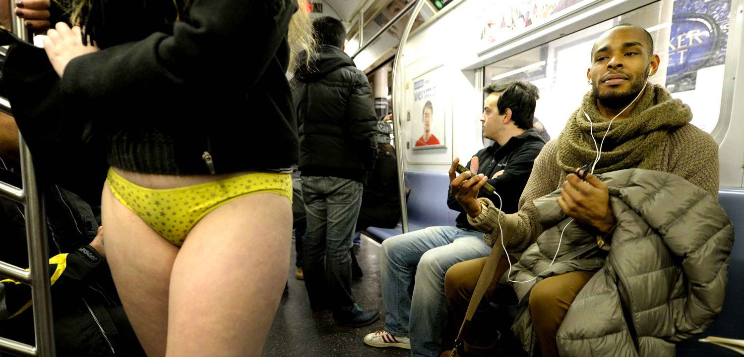 Извращенец в метро. No Pants Subway Ride Москва. Девушки в метро. В метро без штанов.