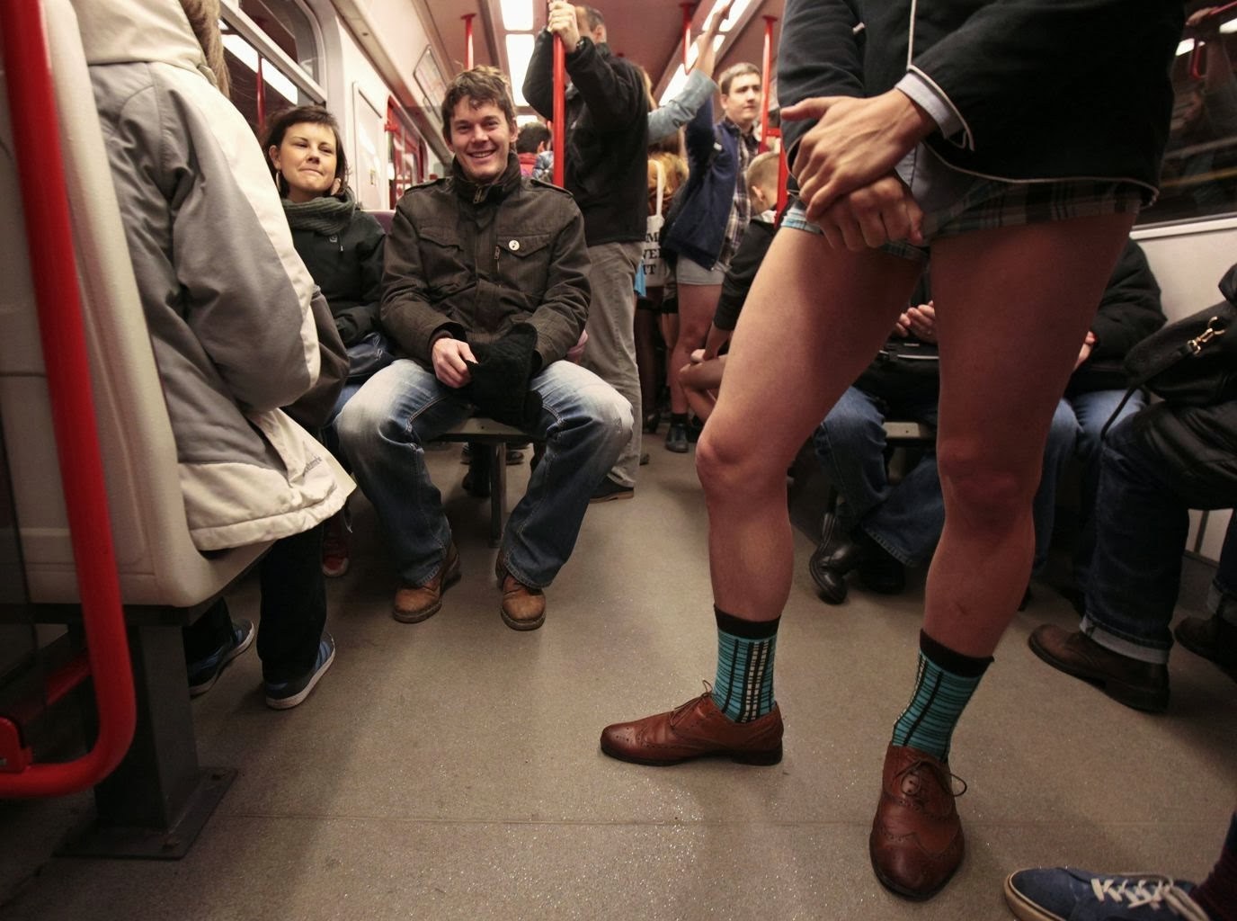 реакция женщин на член в метро фото 18