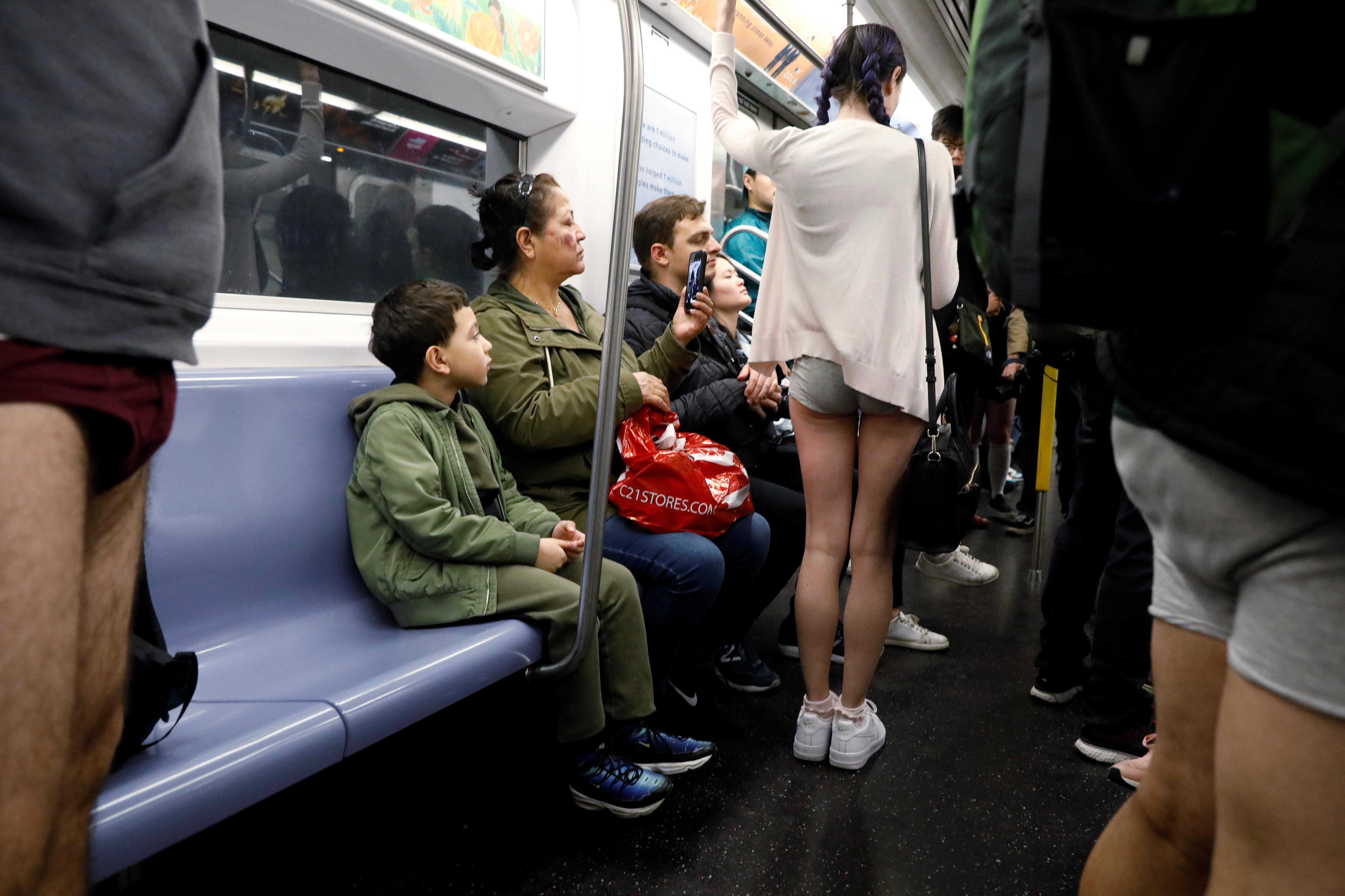 Без штанов без цензуры. No Pants Subway Ride Москва метро. Нью Йорк метро без штанов. Флэшмоб в метро без штанов в Москве. Пассажиры метро Нью Йорка.