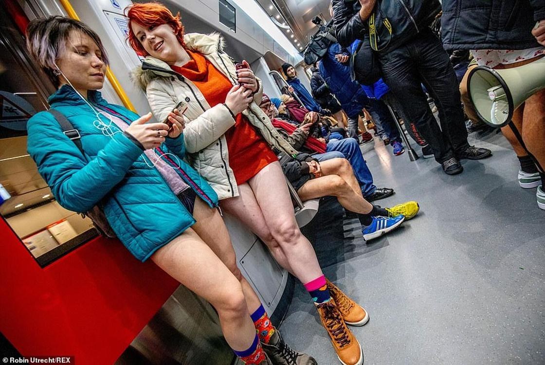 Без штанов без цензуры. No Pants Subway Ride Москва. No Pants Subway Ride Москва метро. No Pants Subway Ride 2023. В метро без штанов.