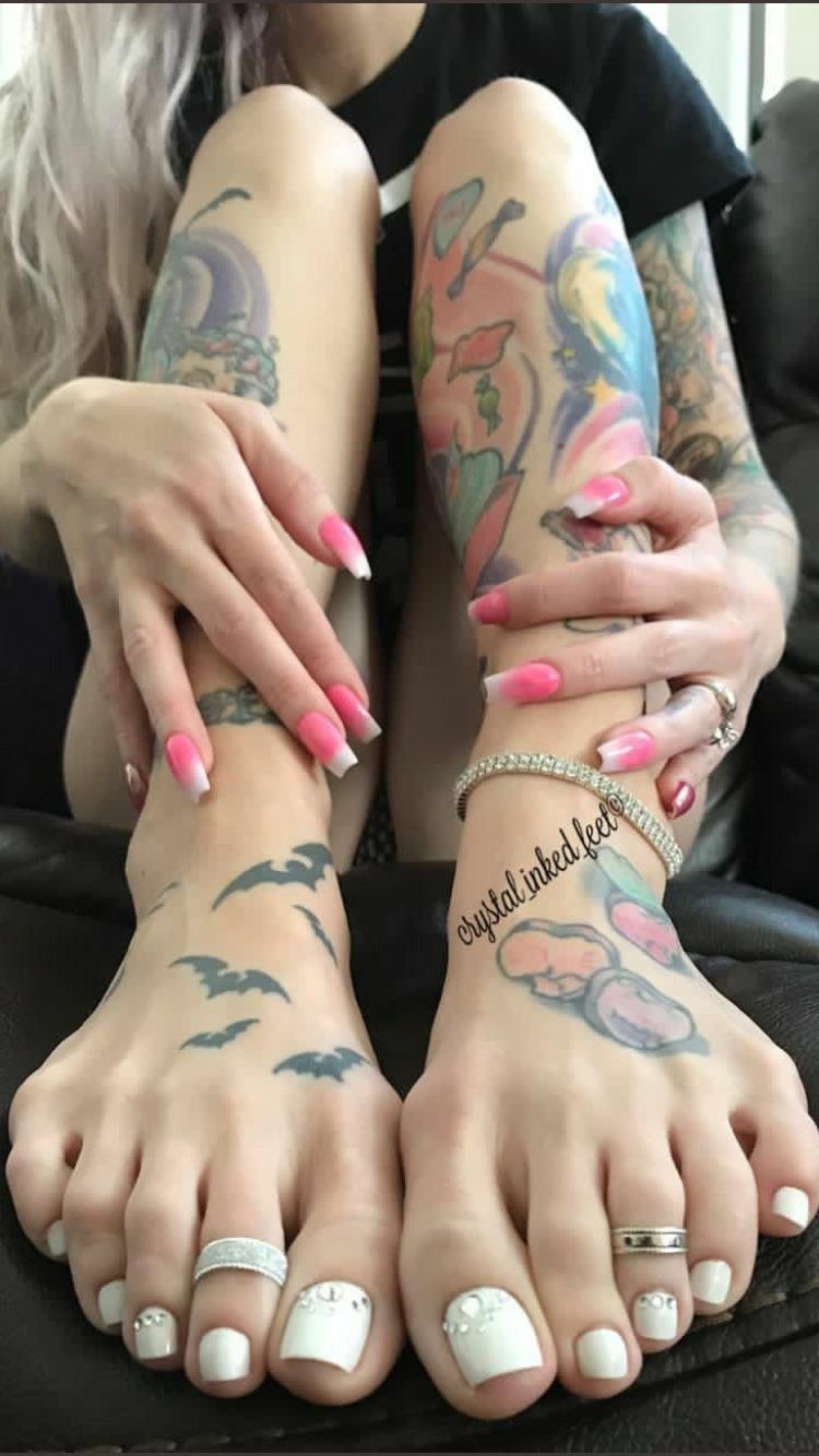 Red -haired girl in a car