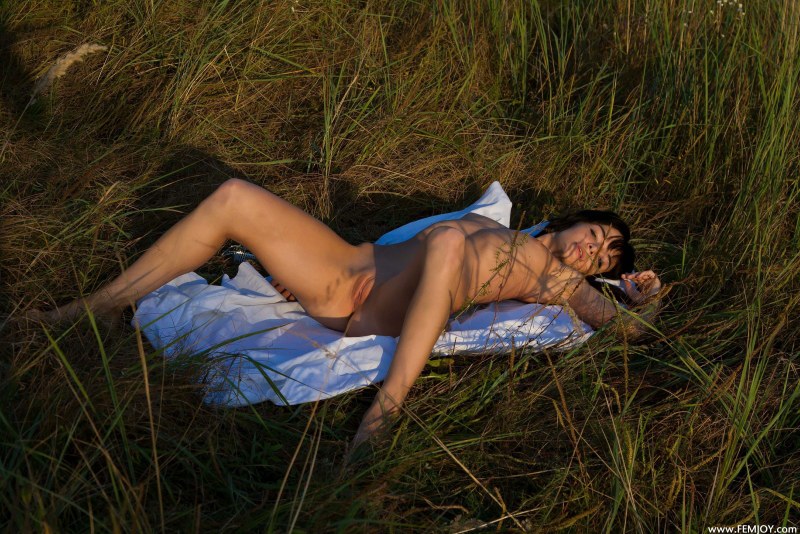 Girls undress in the bushes