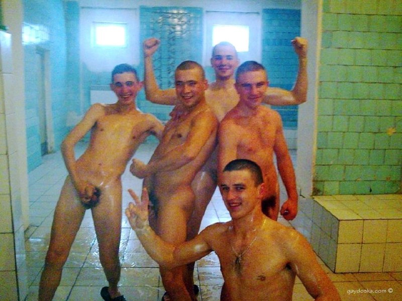 Naked guys are soaring in the bathhouse