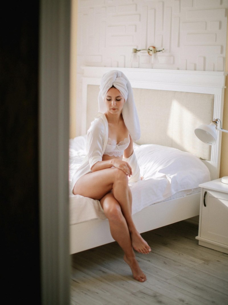 Sign E03 Direction to the evacuation exit to the right