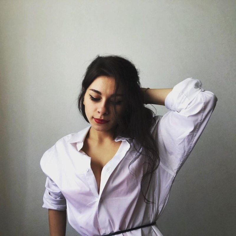 Carmen Electra in pink