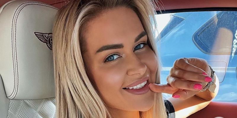 Photoshoot in the bathroom with champagne