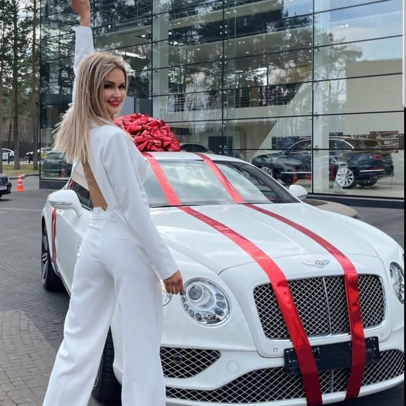 House 2 Marina Africantova and her dog