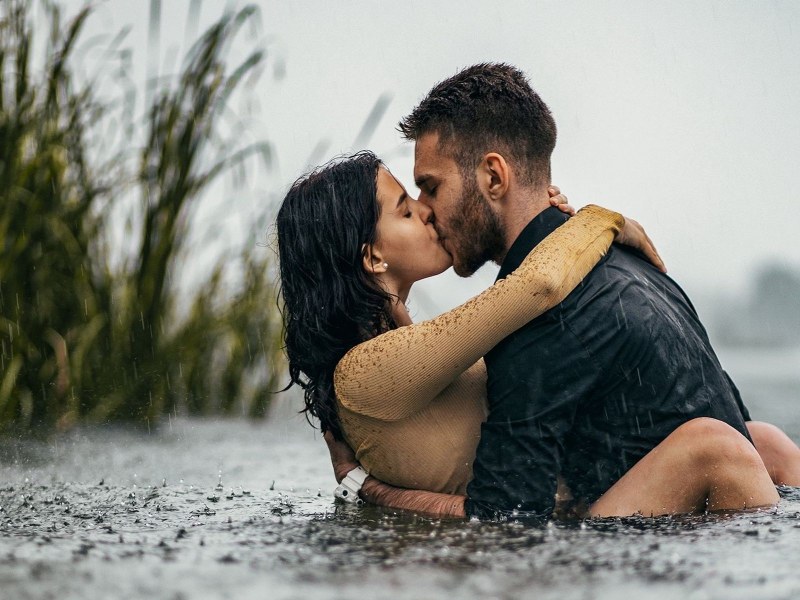 A kiss of mature young