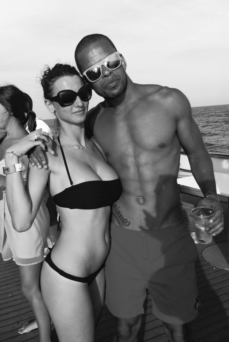 Naked girls fuck on the beach