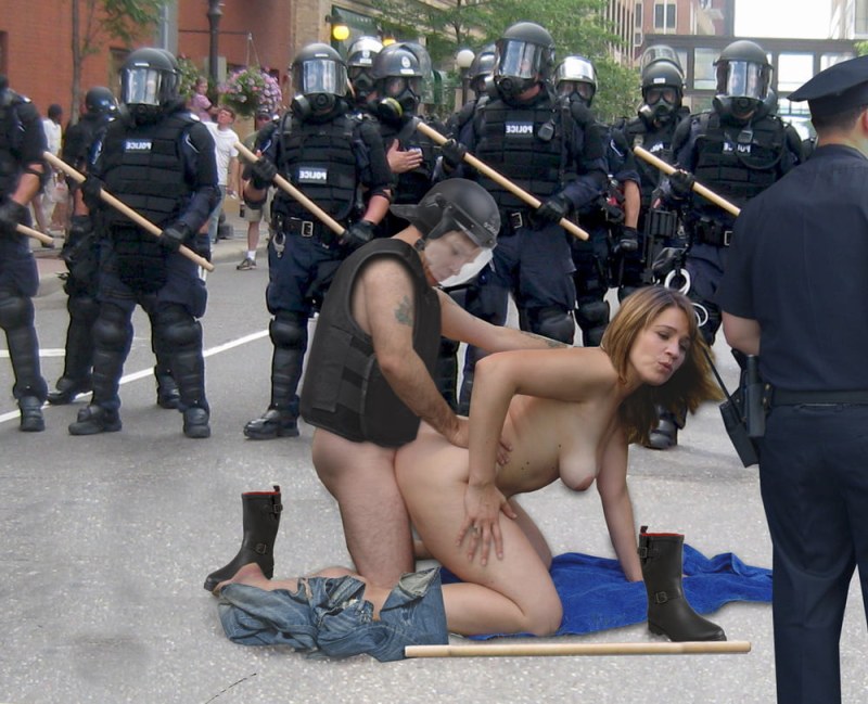 Blowjob in police uniform