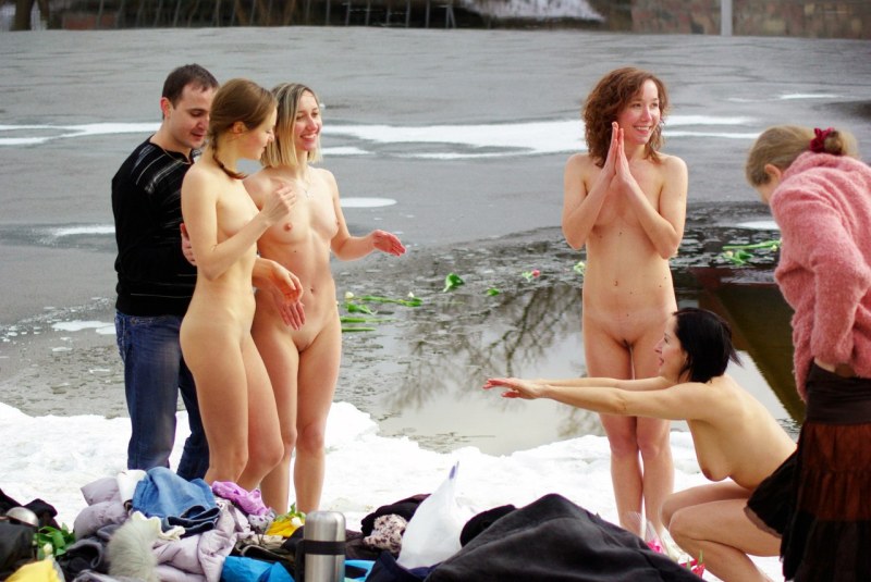 Naked women in the snow after the bathhouse