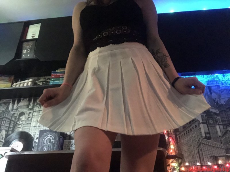 Nier 2b on the stairs