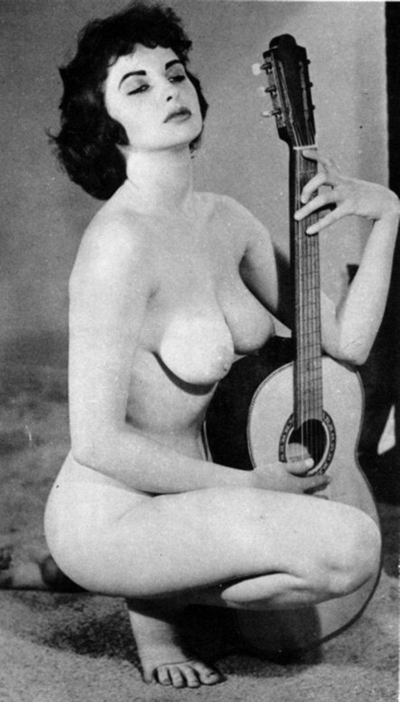 Amateur naked with an electric guitar