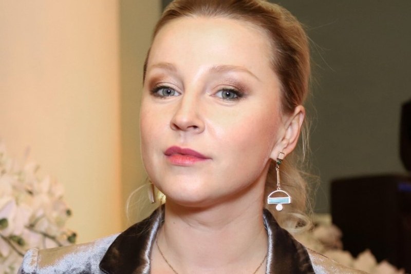 Nicole Kidman with eyes widely closed