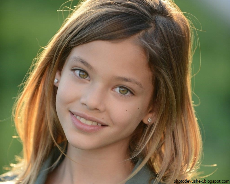 Girl in Flowerscoming dress