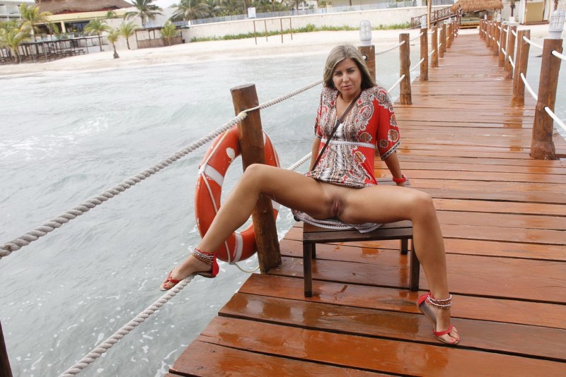 Girls in skirts without panties