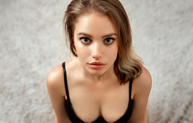 Brown -haired beautiful big eyes xxx