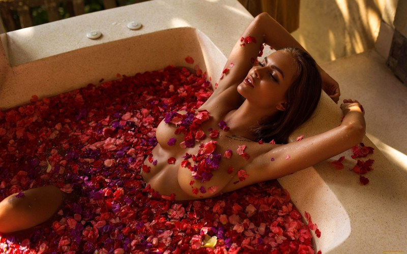 Bath with rose petals