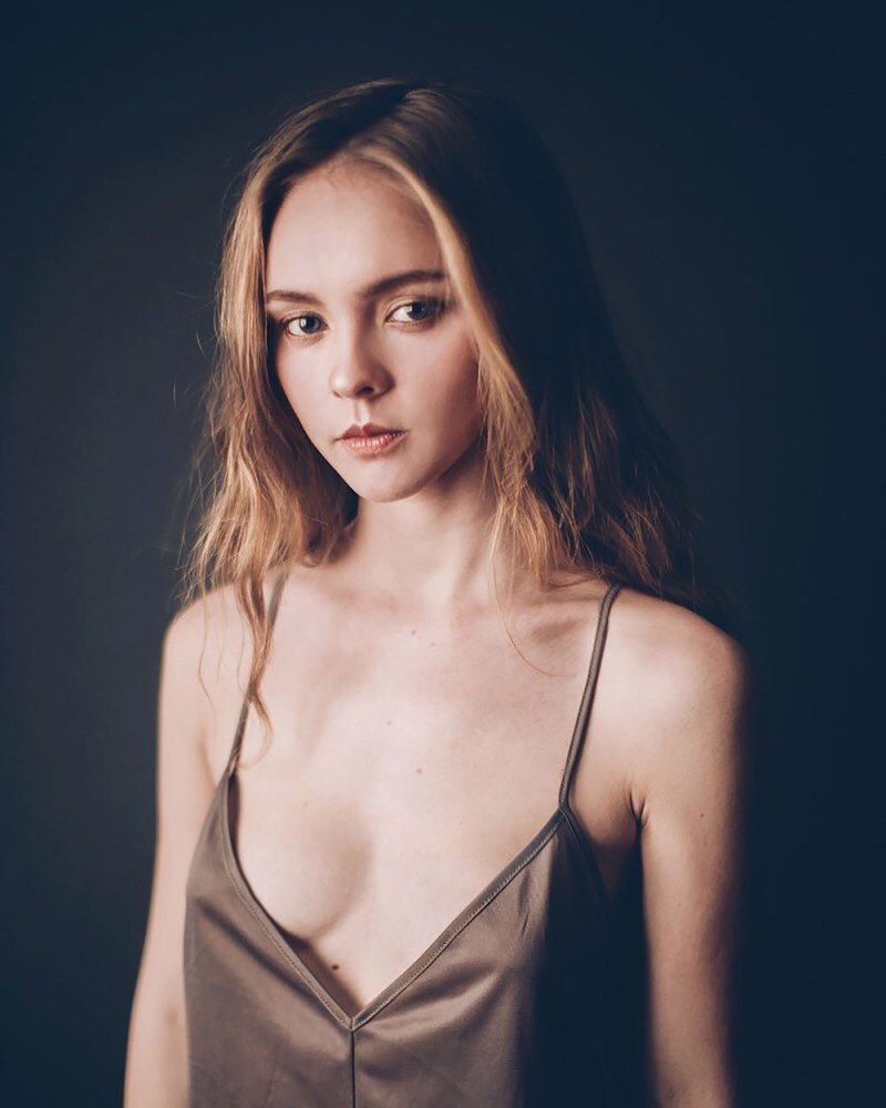 Young brown -haired naked xxx