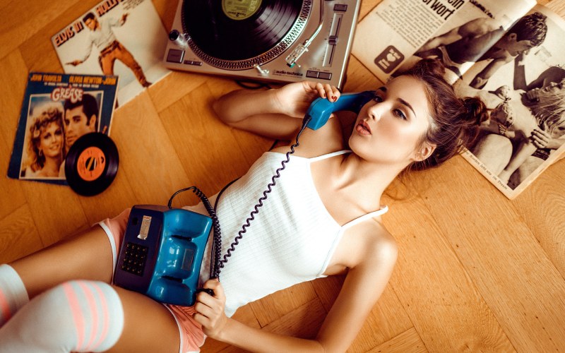 The girl calls on the phone
