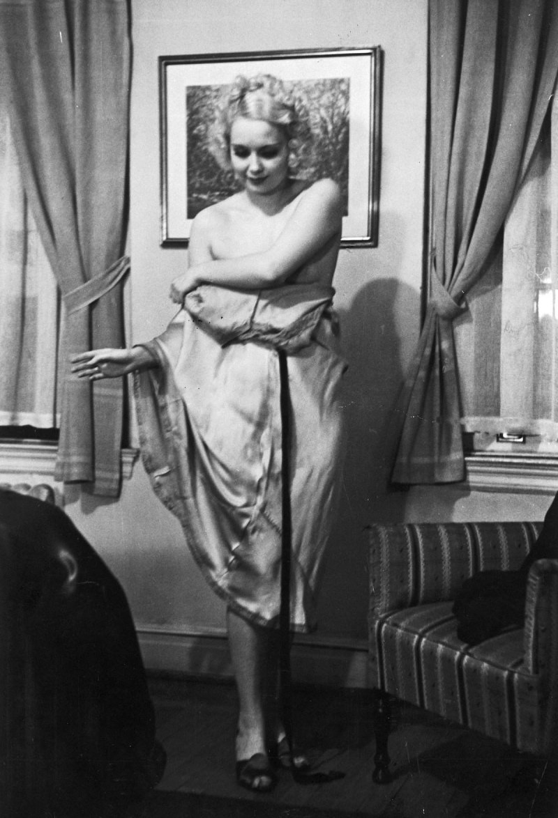 Undressing retro women