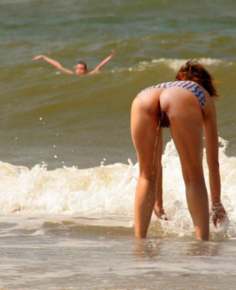 Voyeurists of the beach of a woman