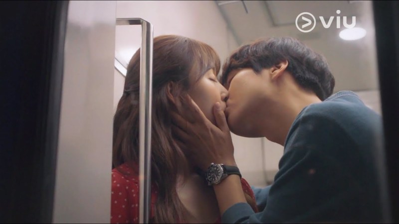 Evelina Blödance legs on the train