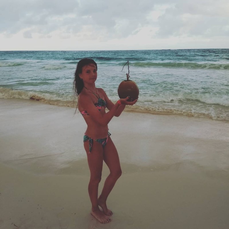 Anastasia Gold house 2 photos