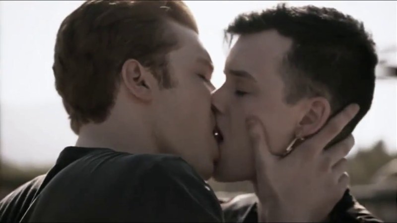 Ian Gallager and Mickey Milkovich kiss