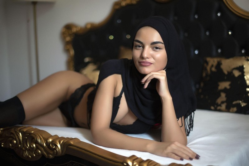 Beautiful naked Arab women