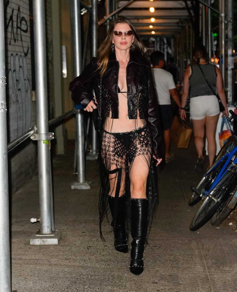 Julia Fox walked along the streets without pants