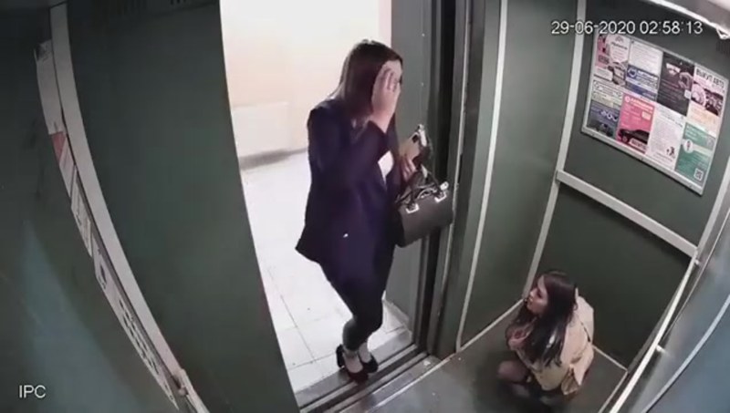 Girls pierce in the porches and elevators