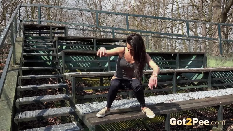 The girl pisses close -up